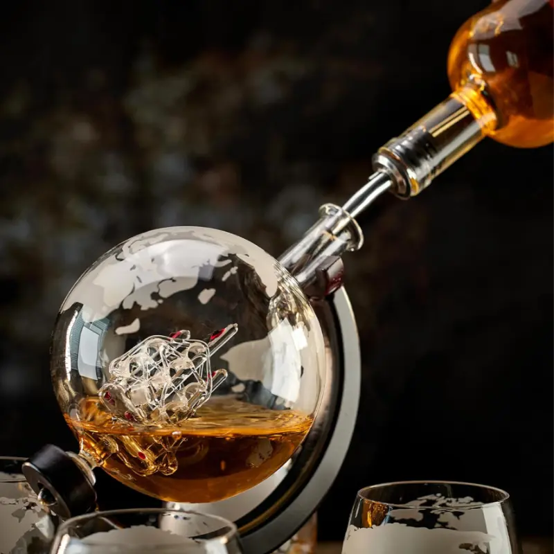 Sticla glob pamantesc, suport lemn cu 4 pahare